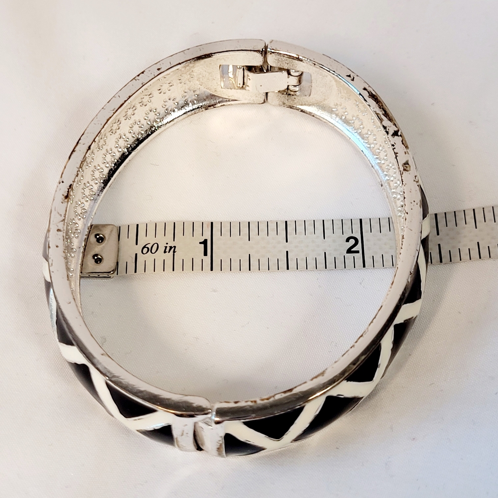 Elegant Black and White Bracelet - Picture 7 of 7
